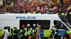 Βρετανία: Με αντιρατσιστικές διαδηλώσεις απάντησαν εχθές χιλιάδες πολίτες στο κύμα βίας από ακροδεξιούς