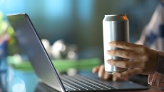 Έρευνα: Η κατανάλωση ζαχαρούχων ποτών αυξάνεται στα παιδιά και τους έφηβους παγκοσμίως