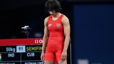 Ολυμπιακοί Αγώνες: Αποσύρθηκε η Βινές Φογκάτ, που είχε αφυδατωθεί για να πιάσει το όριο των 50 κιλών και κόπηκε για 100 γραμμάρια