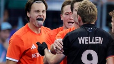 Πιάστηκαν στα χέρια Ολλανδοί και Γερμανοί μετά το τέλος του τελικού στο χόκεϊ - Δείτε βίντεο