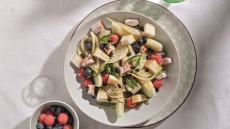 Πατατοσαλάτα με θράψαλα, λιαστή ντομάτα και φύλλα κάππαρης