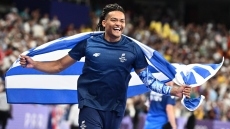 Παρίσι 2024: Ο Καραλής σημαιοφόρος στην τελετή λήξης των Ολυμπιακών Αγώνων