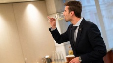 Αυτά είναι τα κρασιά που προτιμούν Ελληνες και ξένοι – Συνέντευξη με τον sommelier του Vezene