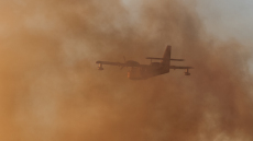 Φωτιά στην Αττική: Δύσκολες οι ρίψεις νερού από τα εναέρια μέσα στις κατοικημένες περιοχές 