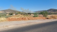 Φωτιά στα Καλύβια Θορικού - Καίγεται χαμηλή βλάστηση