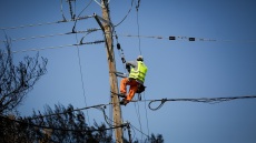 Κινητοποίηση του ΔΕΔΔΗΕ για την αποκατάσταση της ηλεκτροδότησης μετά τις πυρκαγιές
