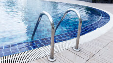 Πεντάχρονος κινδύνευσε με πνιγμό σε πισίνα ξενοδοχείου στην Ανάβυσσο