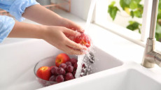Πλύσιμο φρούτων και λαχανικών: Αρκεί για να απομακρυνθούν τα επικίνδυνα φυτοφάρμακα;