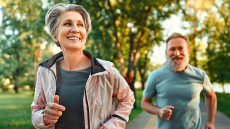 Kάθεστε πολύ; Πόσα λεπτά άσκησης αντιστρέφουν τους κινδύνους του καθισιού και σώζουν ζωές