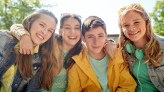 Οι εφηβικές φιλίες δεν σταματούν να μας επηρεάζουν στην ενήλικη ζωή – Έρευνα σε 1,5 εκατομμύριο άτομα αποκαλύπτει