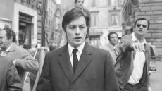 Αλέν Ντελόν: Από βοηθός κρεοπώλη στον πιο γοητευτικό Γάλλο του σινεμά - Η ιστορία του