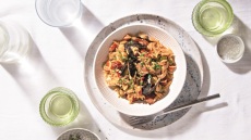 Γιουβετσάκι με θαλασσινά και χωριάτικο λουκάνικο