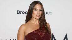 Άσλεϊ Γκράχαμ: Ποζάρει γυμνή μέσα στο νερό