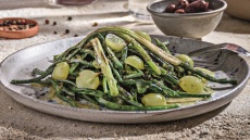 Αμπελοφάσουλα στο κάρβουνο με σταφύλια και μαντζουράνα