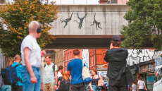 Banksy: Κανείς δεν ξέρει τον graffiti artist που τρέλανε το Λονδίνο... εκτός από τον Έλληνα μάνατζέρ του