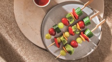 Σουβλάκια λαχανικών και φρούτων, με σος πιπεριάς