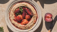 Χούμους με μελιτζάνες και γλυκόξινα καλοκαιρινά φρούτα