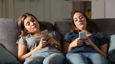 Βλέπετε το ένα βίντεο μετά το άλλο; Πώς αυτή η τακτική ενισχύει παρά διώχνει την πλήξη