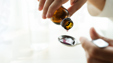 Ινδονησία: Xαμηλές αποζημιώσεις επιδικάστηκαν για τους θανάτους παιδιών από τοξικό σιρόπι για τον βήχα