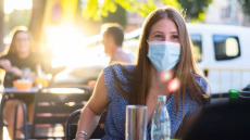 Κορωνοϊός: Γιατί επιμένει από τον Ιούνιο – Δεκάδες οι καθημερινές εισαγωγές