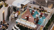 Easy Peasy: Για street food και «μπασκετάκι» σε ταράτσα 