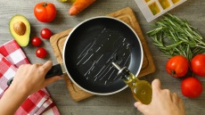Γιατί δεν πρέπει να πετάμε ποτέ τα λάδια μετά το μαγείρεμα