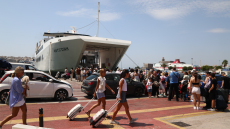 Εγκαταλείπουν την Αθήνα οι τελευταίοι αδειούχοι του Αυγούστου - Υψηλή πληρότητα στα πλοία