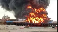 Ουκρανία: Το Κίεβο επιβεβαίωσε την καταστροφή ρωσικού οχηματαγωγού, που μετέφερε 30 δεξαμενές καυσίμων, στο λιμάνι Καφκάζ