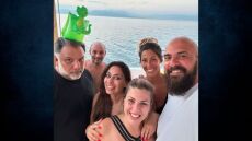 Γρηγόρης Αρναούτογλου - Νάνσυ Αντωνίου: Περνούν τις τελευταίες ημέρες του Αυγούστου με φίλους στο Αίγιο