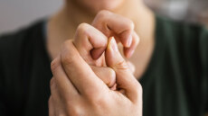 Μπορεί το «σπάσιμο» των δαχτύλων και αρθρώσεων να προκαλέσει αρθρίτιδα;