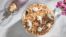 Κρύο γλυκό με καρύδα και σιρόπι εσπρέσο