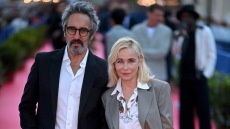 Εμανουέλ Μπεάρ:  Η ρομαντική πόζα της με τον σύζυγό της