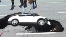 Νότια Κορέα: Τεράστια τρύπα «κατάπιε» αυτοκίνητο σε δρόμο της Σεούλ - Δύο τραυματίες, δείτε βίντεο