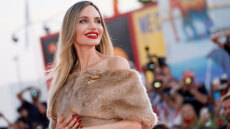 Χειροκροτούσαν όρθιοι επί 15 λεπτά τη Τζολί στη Βενετία για τη Μαρία Κάλλας - Βίντεο με τη συγκίνησή της