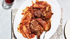 Κατσικάκι πατατάτο από την Κίμωλο