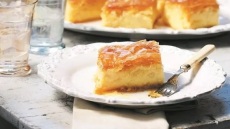 Γλυκά ταψιού: 25 συνταγές γεμάτες αρώματα και αναμνήσεις