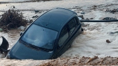 Κρήτη: Σαρωτική η κακοκαιρία στο Παλιόκαστρο – Αυτοκίνητα στη θάλασσα και ζημιές