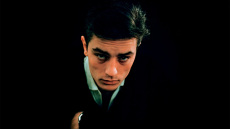 Αλέν Ντελόν: Ένα μοναχικό θηρίο - Η σκοτεινή πλευρά του Γάλλου σταρ