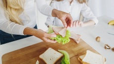 Πόσα ξοδεύω για το κολατσιό των παιδιών για το σχολείο. Τρίτεκνο ζευγάρι με μηνιαίο εισόδημα €2.800