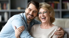 Απώλεια μνήμης: Πώς ο «Σκαθαροζούμης» βοηθά τα άτομα με άνοια – Ο ρόλος των νοσταλγικών ταινιών στις νευροεπιστήμες