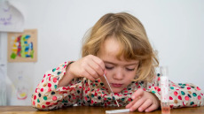 Κορωνοϊός: Μήπως το παιδί έχει long Covid; Τα συμπτώματα που θα σας υποψιάσουν – Τι αλλάζει στους εφήβους