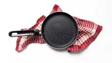 Πόσο επικίνδυνο είναι ένα αντικολλητικό τηγάνι για την υγεία μας: Μάθετε τα πάντα για τη «γρίπη του τεφλόν»
