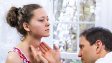 Η αυτοάνοση νόσος που προτιμά τις γυναίκες και προκαλεί υποθυρεοειδισμό