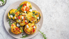 Ατομικές ομελέτες με τυριά, πιπεριά και σπανάκι στο air fryer