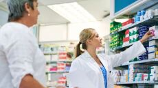 Από το φαρμακείο της γειτονιάς η πρόσβαση των ασθενών σε ακριβά φάρμακα – Τι αλλάζει το υπουργείο Υγείας