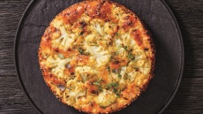 Αλμυρό κέικ με κουνουπίδι, τυρί και γιαούρτι