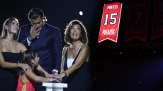 Πρίντεζης: Στην οροφή του ΣΕΦ η φανέλα του Ολυμπιακού με το Νο15 - Βίντεο, φωτογραφίες 