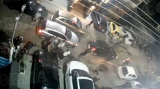 Μπουρνάζι: Η στιγμή των πυροβολισμών έξω από νυχτερινό κέντρο από Ρομά επειδή «έφαγαν πόρτα»