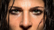 Τι συμβαίνει όταν κάποιος μας κοιτά ψυχρά, διαπεραστικά, χωρίς συναίσθημα – Μία ψυχολόγος εξηγεί το «νεκρό» βλέμμα