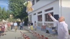 Βόλος: Ο Μπέος πέταξε ανθοδέσμη στους μαθητές ενός ΕΠΑΛ κατά τον αγιασμό - Δείτε βίντεο